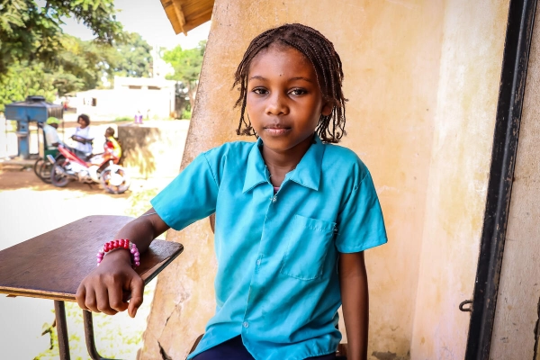 A children looking at the camera