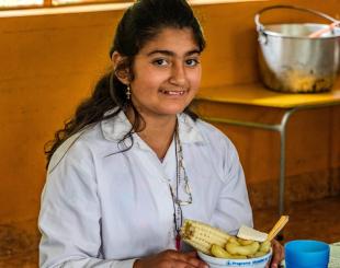 Allison Reina ready to eat a locally sourced school meal during her lunch break. Photo: WFP/Gonzalo Ruiz
