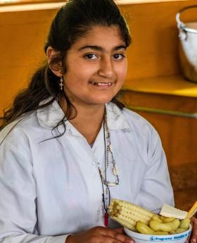 Allison Reina ready to eat a locally sourced school meal during her lunch break. Photo: WFP/Gonzalo Ruiz